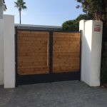 Forrado de puertas con madera en Marbella
