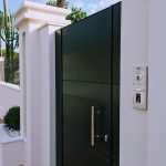 PUERTA CON TIRADOR INOXIDABLE EN MARBELLA