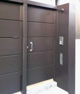 Puerta cuerterones metalicos