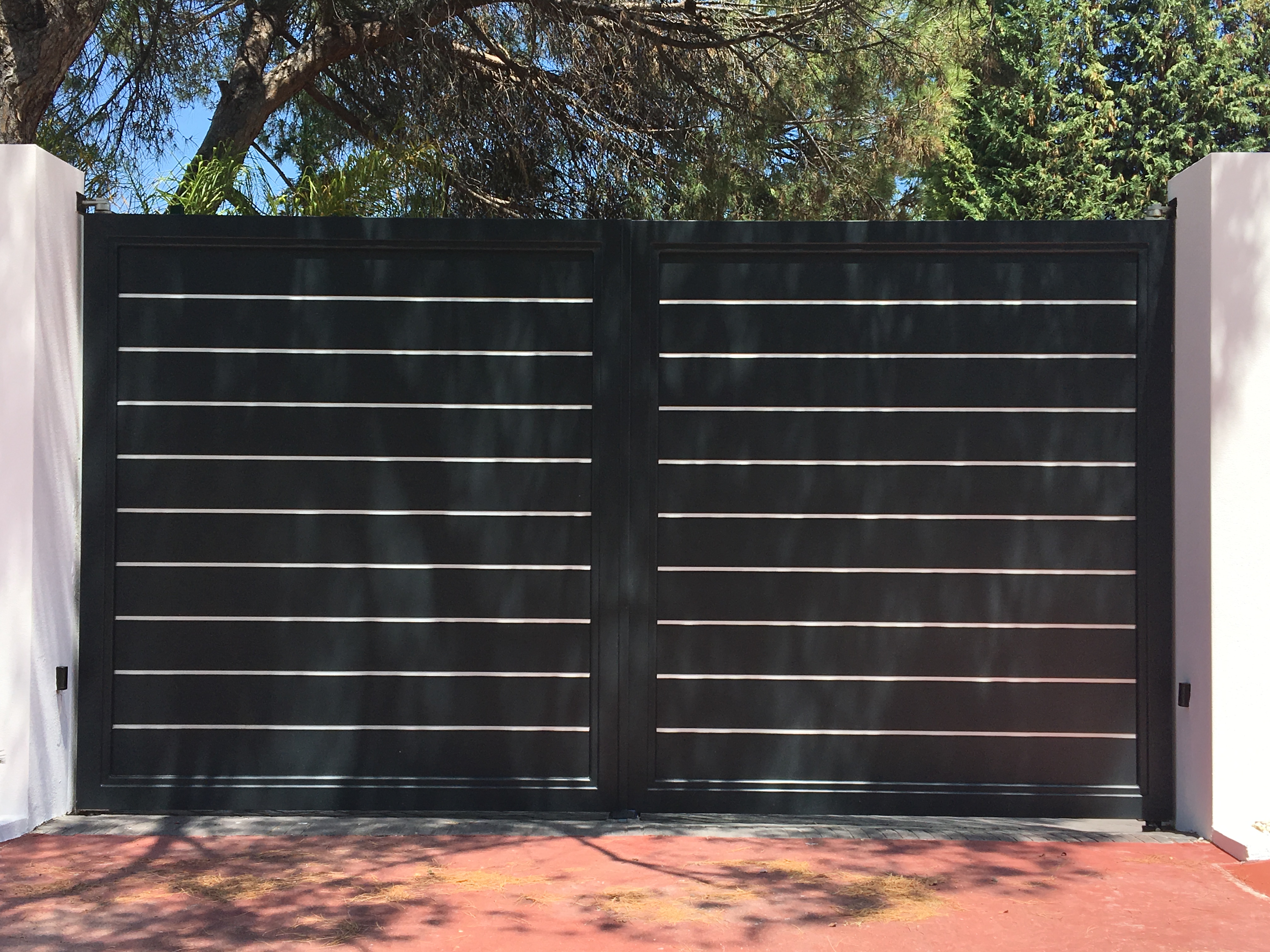 Puertas abatibles con inox.